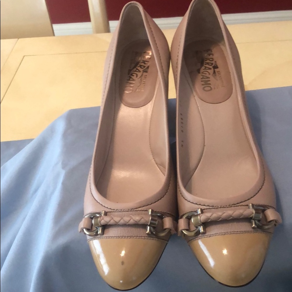 Salvatore Ferragamo tan leather pumps sz 9B